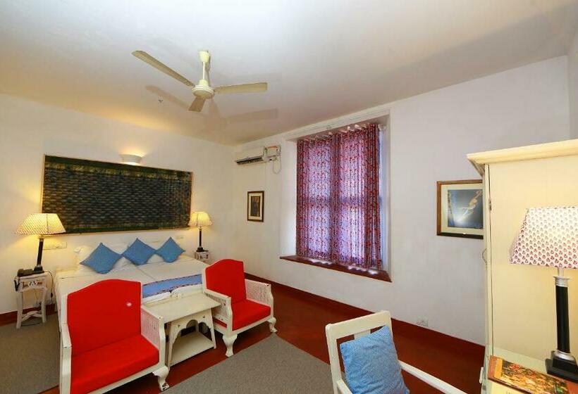 Camera Standard, Neemrana S  Tower House