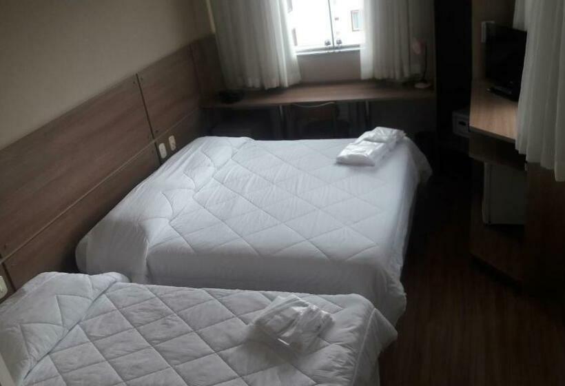 غرفة قياسية ثلاثية, Serra Palace