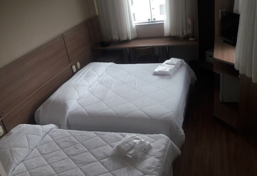 غرفة قياسية ثلاثية, Serra Palace