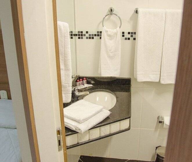 غرفة قياسية ثلاثية, Serra Palace