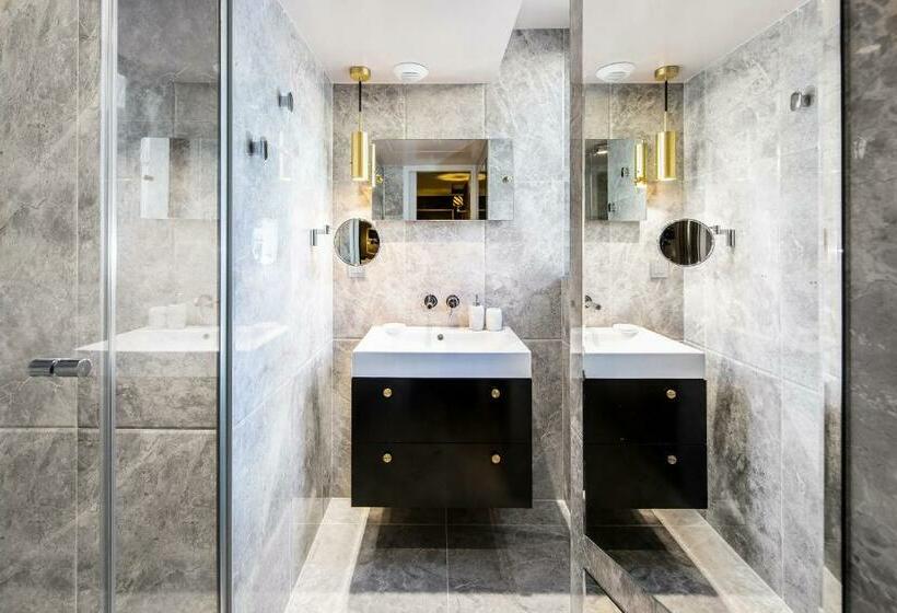 اتاق سوپریور, Snob