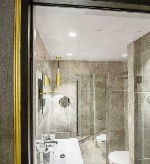 اتاق کلاسیک, Snob