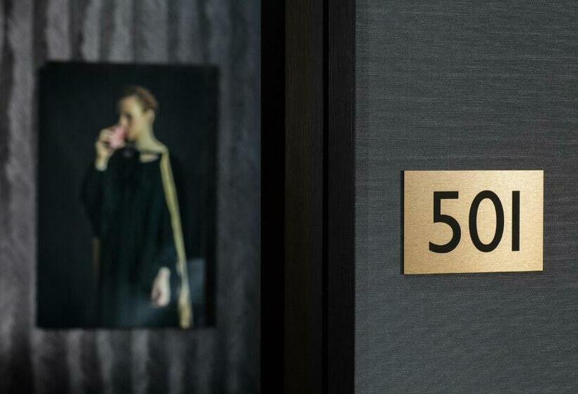 Classic Interior Room, Snob