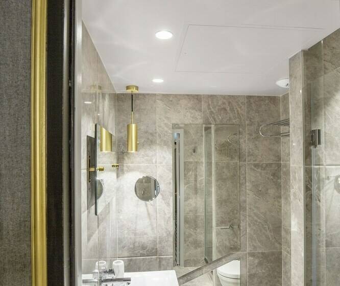 اتاق کلاسیک, Snob