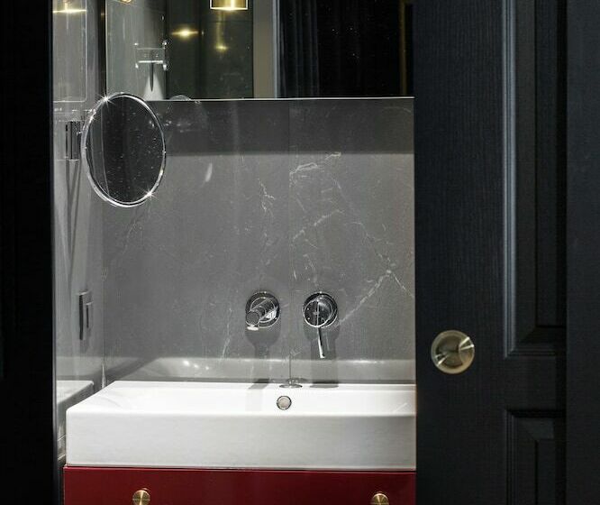 اتاق کلاسیک, Snob