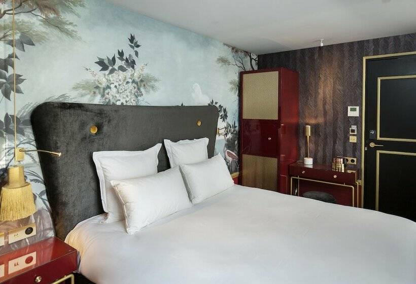 اتاق کلاسیک, Snob