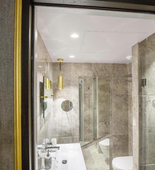 اتاق کلاسیک, Snob