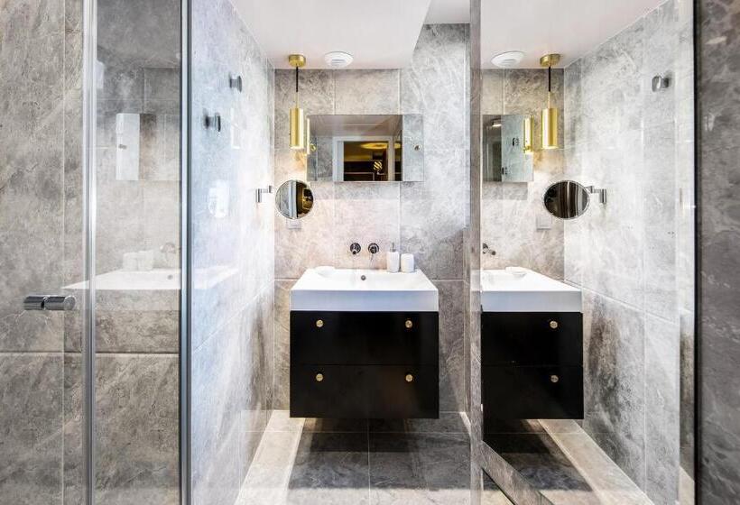 اتاق سوپریور, Snob