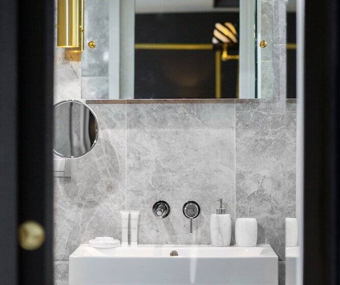 اتاق سوپریور, Snob