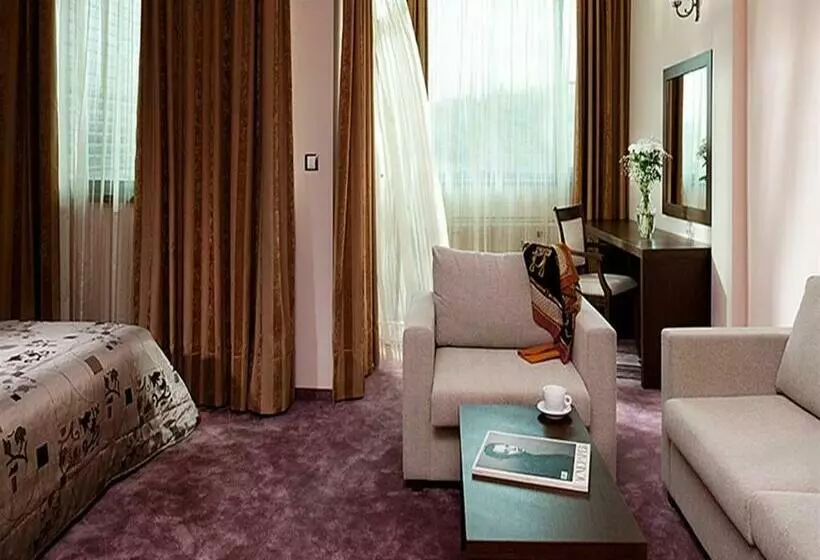 سوییت جونیور با چشم‌انداز دریاچه, Villa Kaylaka