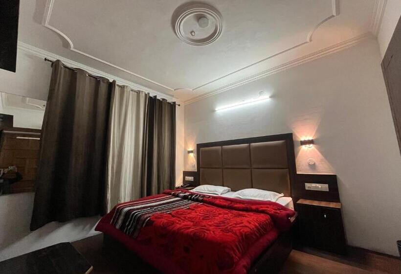 חדר דלוקס לשלושה, Premier Mall Road Manali