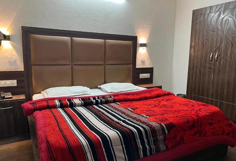 חדר דלוקס לשלושה, Premier Mall Road Manali