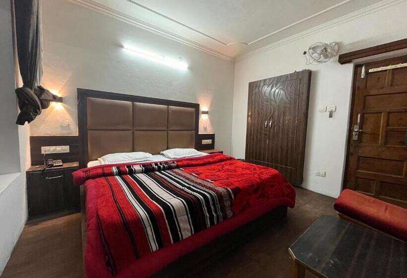 חדר דלוקס לשלושה, Premier Mall Road Manali