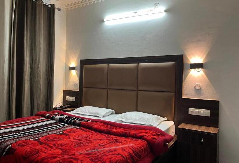 חדר דלוקס לשלושה, Premier Mall Road Manali