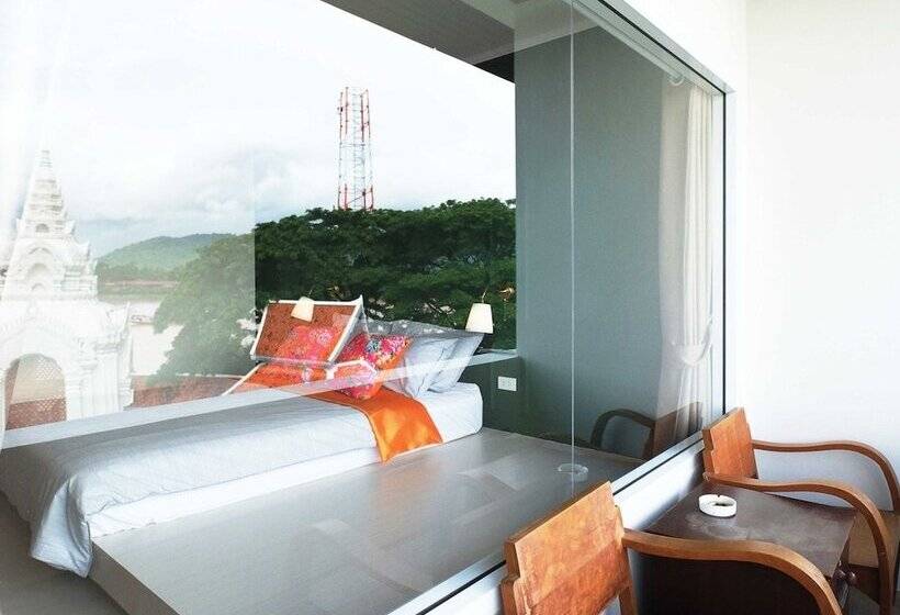 디럭스 룸, Buakham Rim Khong