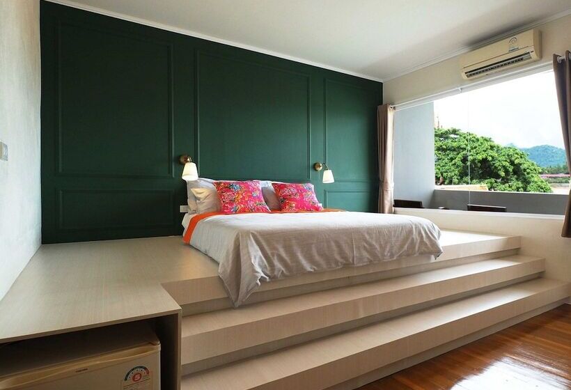 디럭스 룸, Buakham Rim Khong