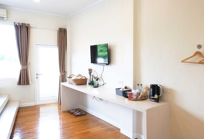 디럭스 룸, Buakham Rim Khong