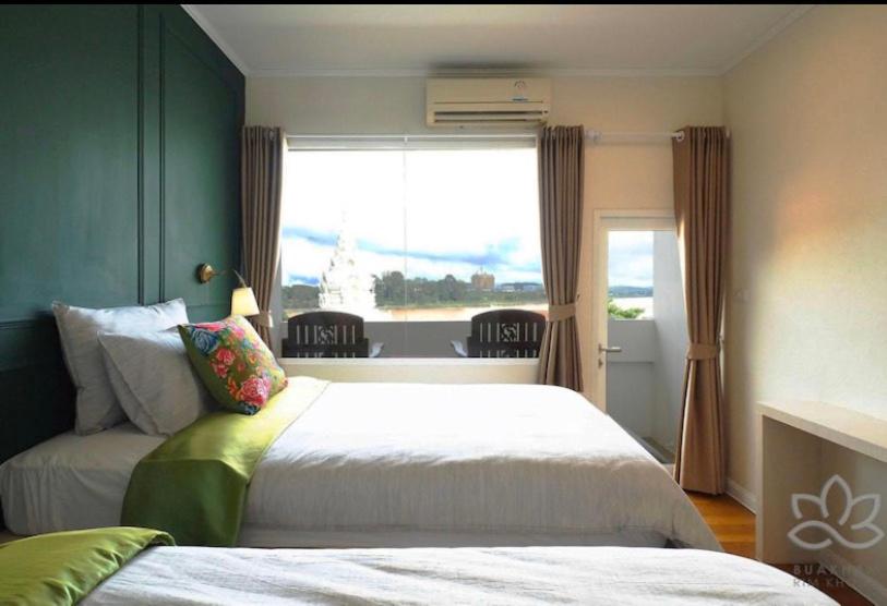 디럭스 룸, Buakham Rim Khong