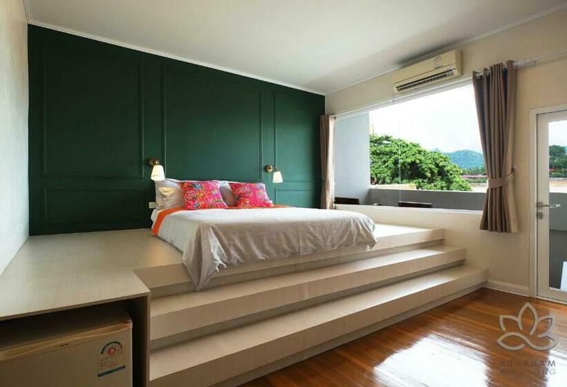 디럭스 룸, Buakham Rim Khong