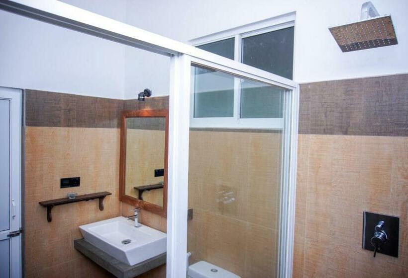 디럭스 스튜디오, Blue Fox Hikkaduwa