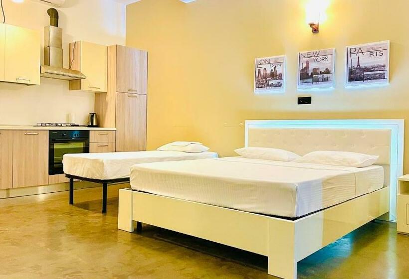 디럭스 스튜디오, Blue Fox Hikkaduwa