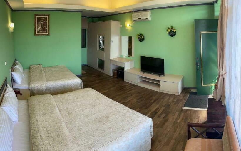 اتاق استاندارد چهار تخته, Emmanuel Farmhouse