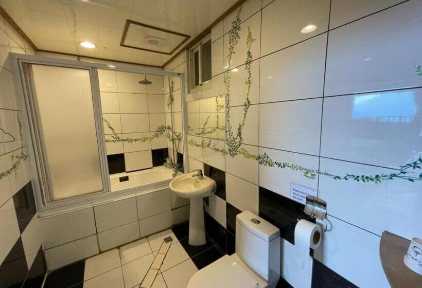 اتاق سوپریور چهار تخته, Emmanuel Farmhouse