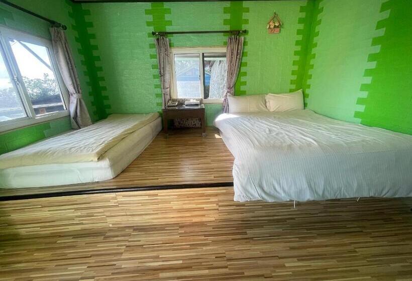 اتاق اکونومی, Emmanuel Farmhouse