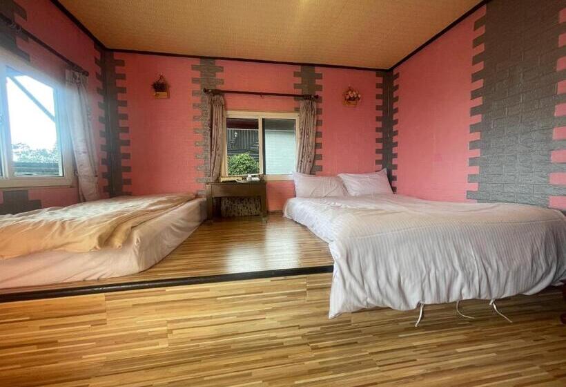 اتاق اکونومی, Emmanuel Farmhouse