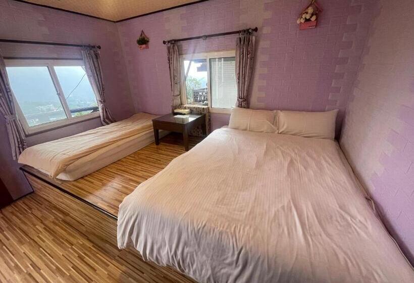 اتاق اکونومی, Emmanuel Farmhouse