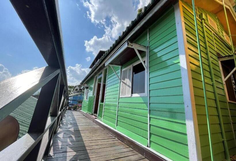 اتاق اکونومی, Emmanuel Farmhouse