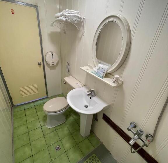 اتاق اکونومی, Emmanuel Farmhouse