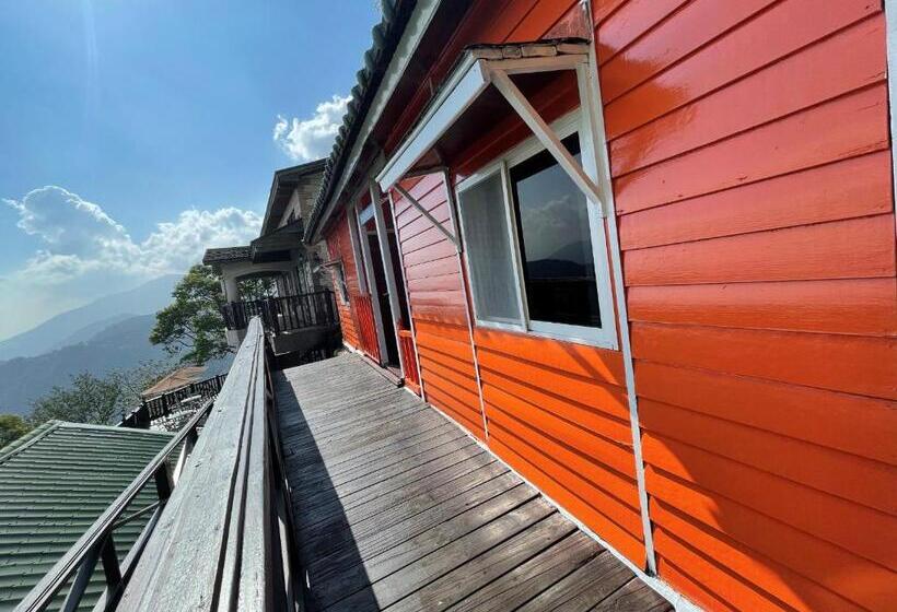 اتاق اکونومی, Emmanuel Farmhouse