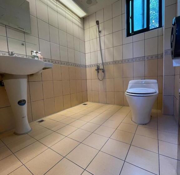 سوییت خانوادگی, Emmanuel Farmhouse