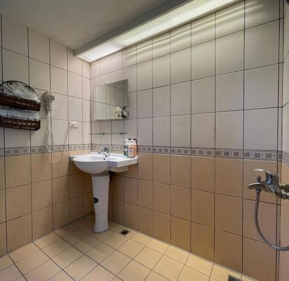 سوییت خانوادگی, Emmanuel Farmhouse