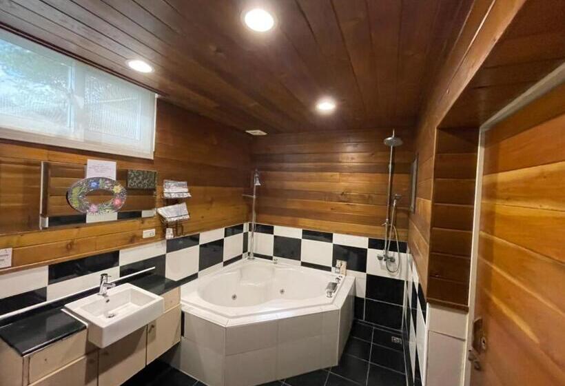 سوییت خانوادگی, Emmanuel Farmhouse