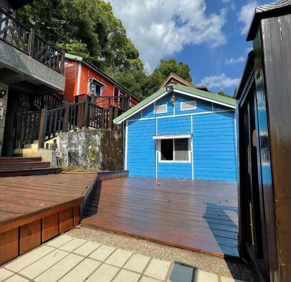 اتاق اکونومی, Emmanuel Farmhouse