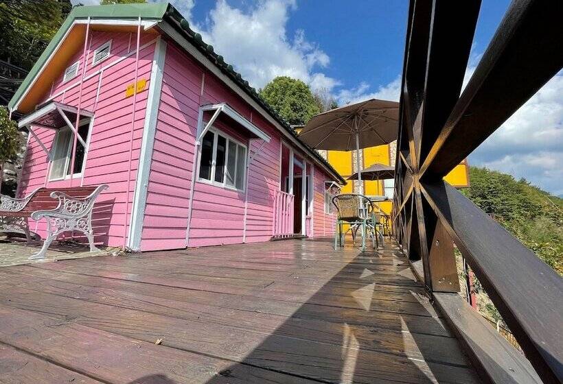 اتاق اکونومی, Emmanuel Farmhouse