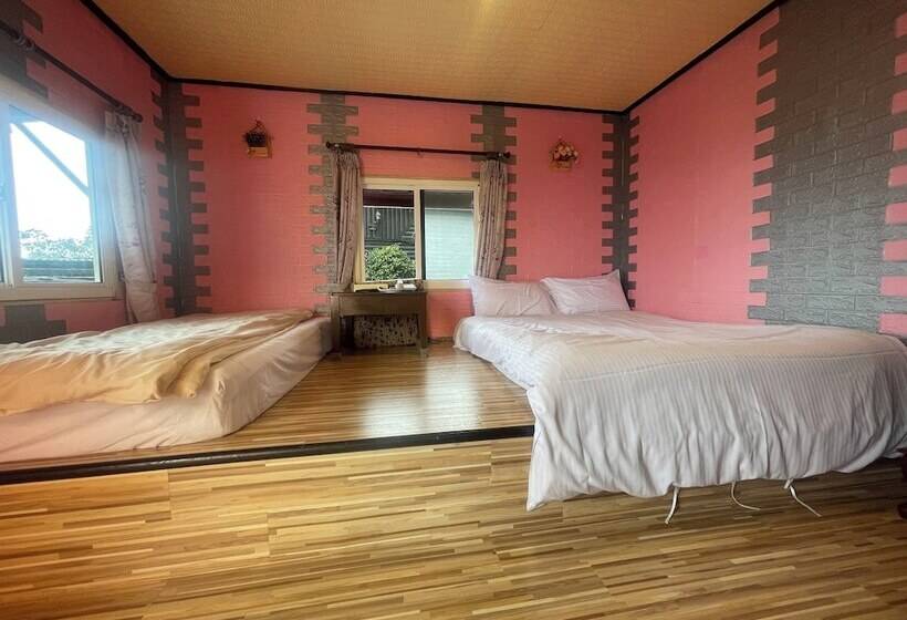 اتاق اکونومی, Emmanuel Farmhouse