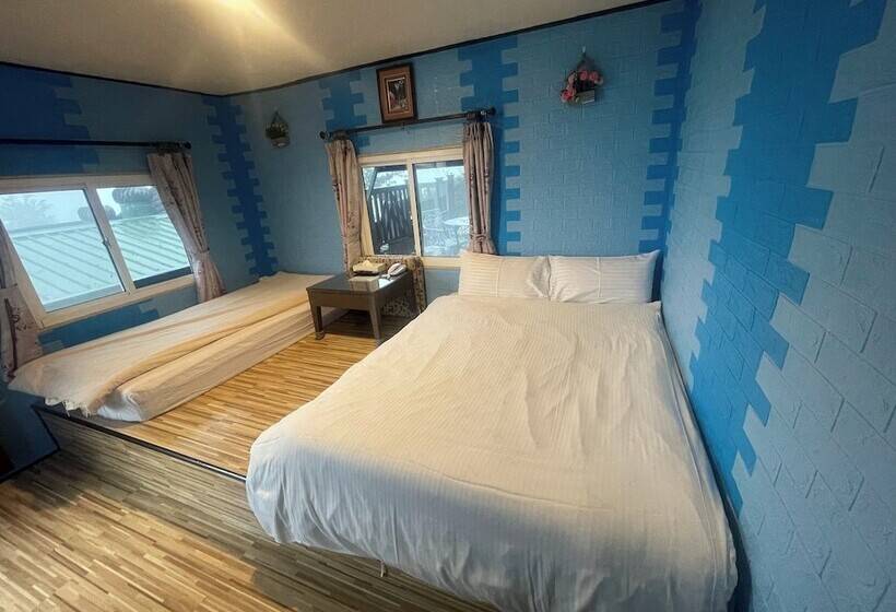 اتاق اکونومی, Emmanuel Farmhouse