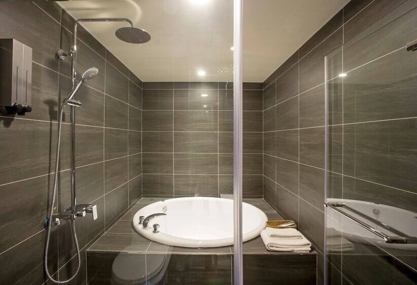 اتاق لوکس, Just Live Inn Keelung