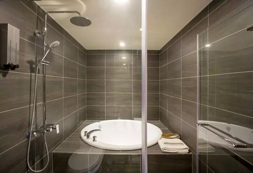 اتاق لوکس, Just Live Inn Keelung