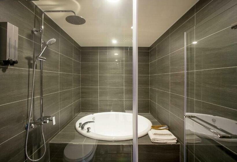 اتاق لوکس, Just Live Inn Keelung