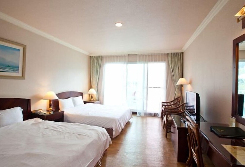 اتاق استاندارد چهار تخته, Lakeside Resort