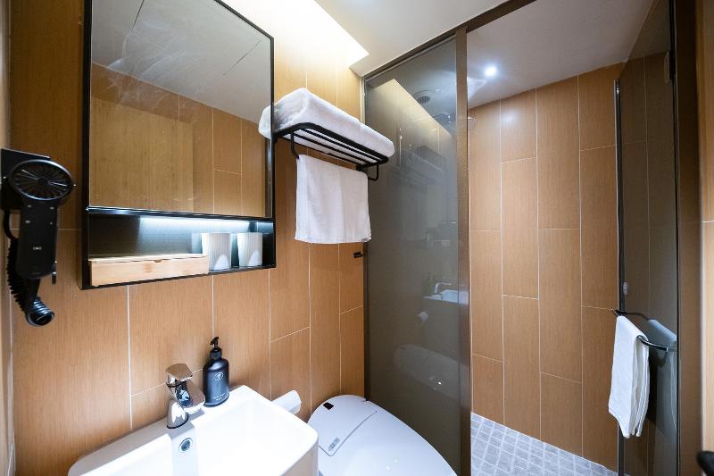 اتاق استاندارد چهار تخته, Lakeside Resort