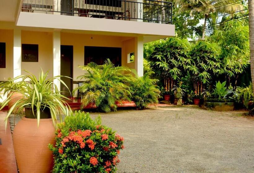 Трехместный Номер Стандарт Вид на Сад, Sunny Lanka Guest House