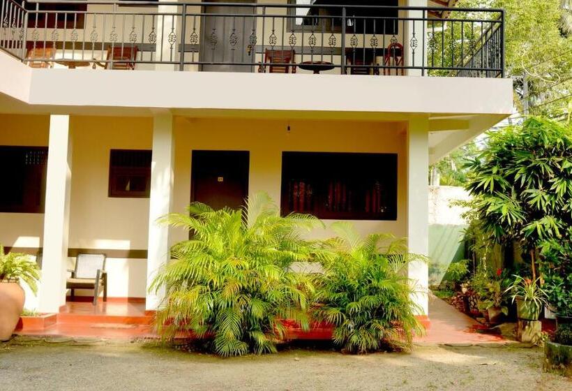 اتاق استاندارد سه تخته با چشم‌انداز باغ, Sunny Lanka Guest House