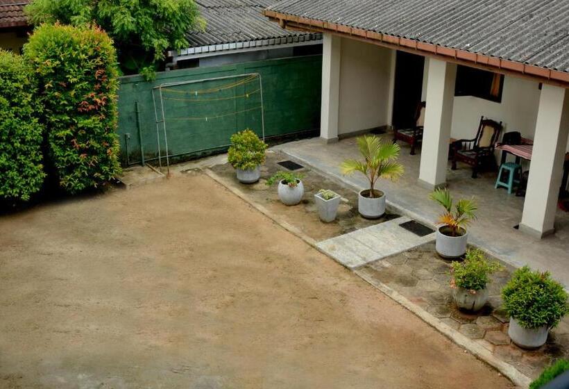 Трехместный Номер Стандарт Вид на Сад, Sunny Lanka Guest House