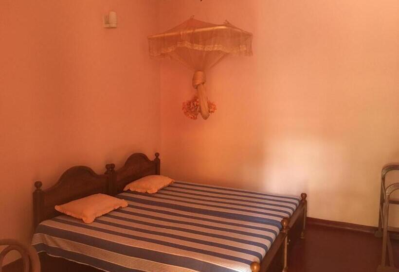 Номер Стандарт Вид на Сад, Sunny Lanka Guest House