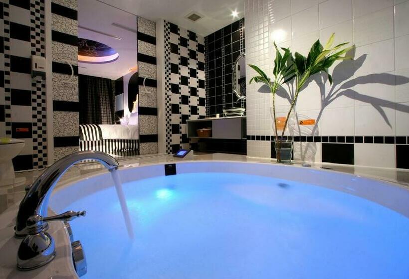 اتاق استاندارد با وان آب گرم, Melody Motel